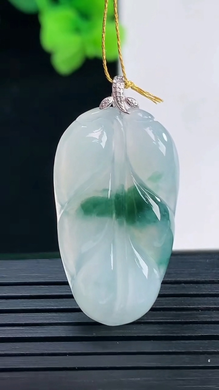 天然A货翡翠18K金飘花金枝玉叶 叶子吊坠尺寸34.2-17.1-4.3重量:4.47g
4月8日