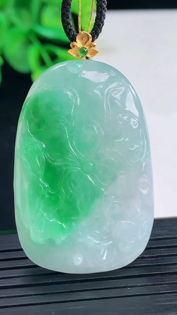 天然A货翡翠和和美美 荷叶鱼吊坠尺寸48.1-28.2-6.5重量:18.22g
4月8日