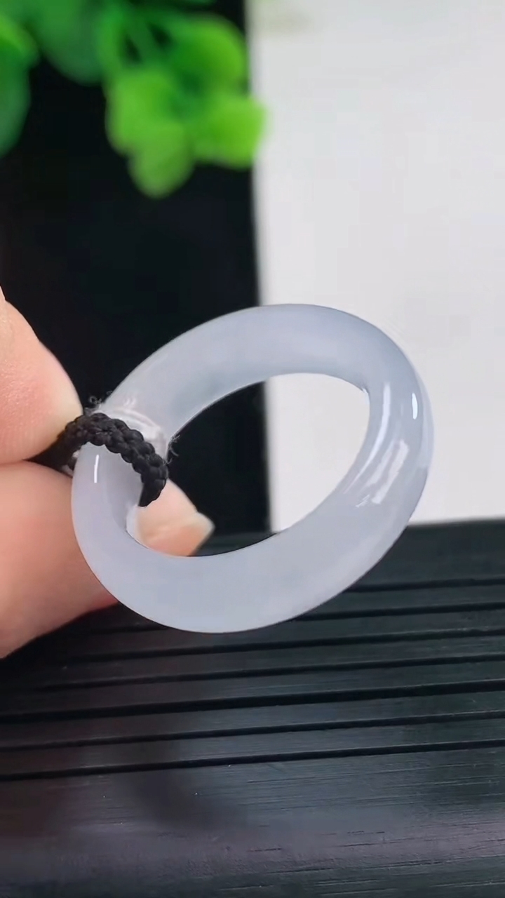 天然A货翡翠紫罗兰指环戒指尺寸18.3-5.8-3.6重量:4.05g2026年4月8日
工厂直销收藏佳品,种好水足，色泽均匀，有种有色，上手高大气！