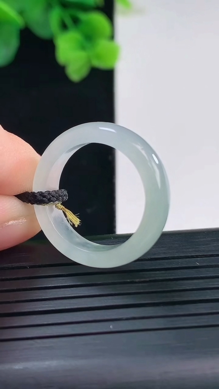 天然A货翡翠指环戒指尺寸18.5-5.6-3.3重量:3.67g2026年4月8日
工厂直销收藏佳品