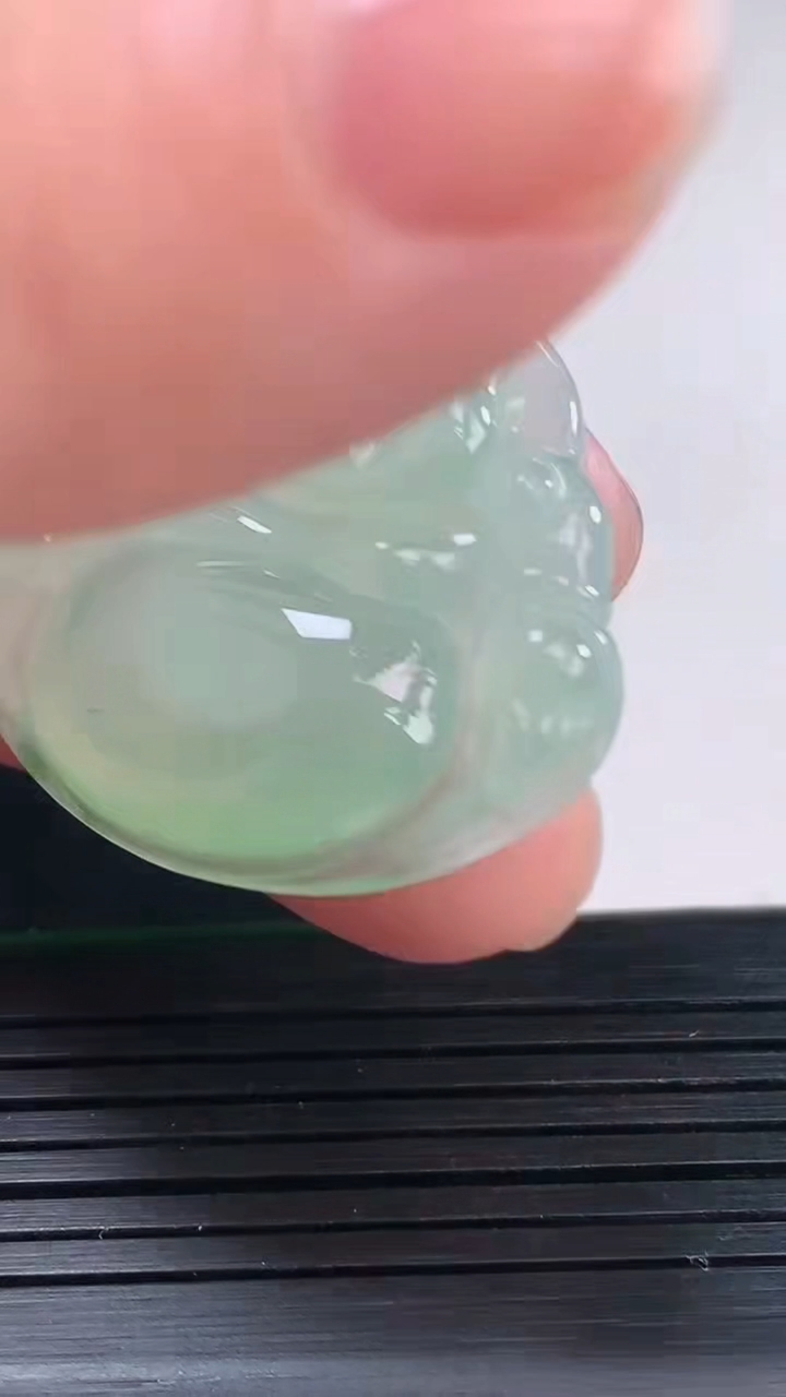 天然A货翡翠佛公吊坠尺寸29.3-32.8-5.7重量:8.37g
4月8日