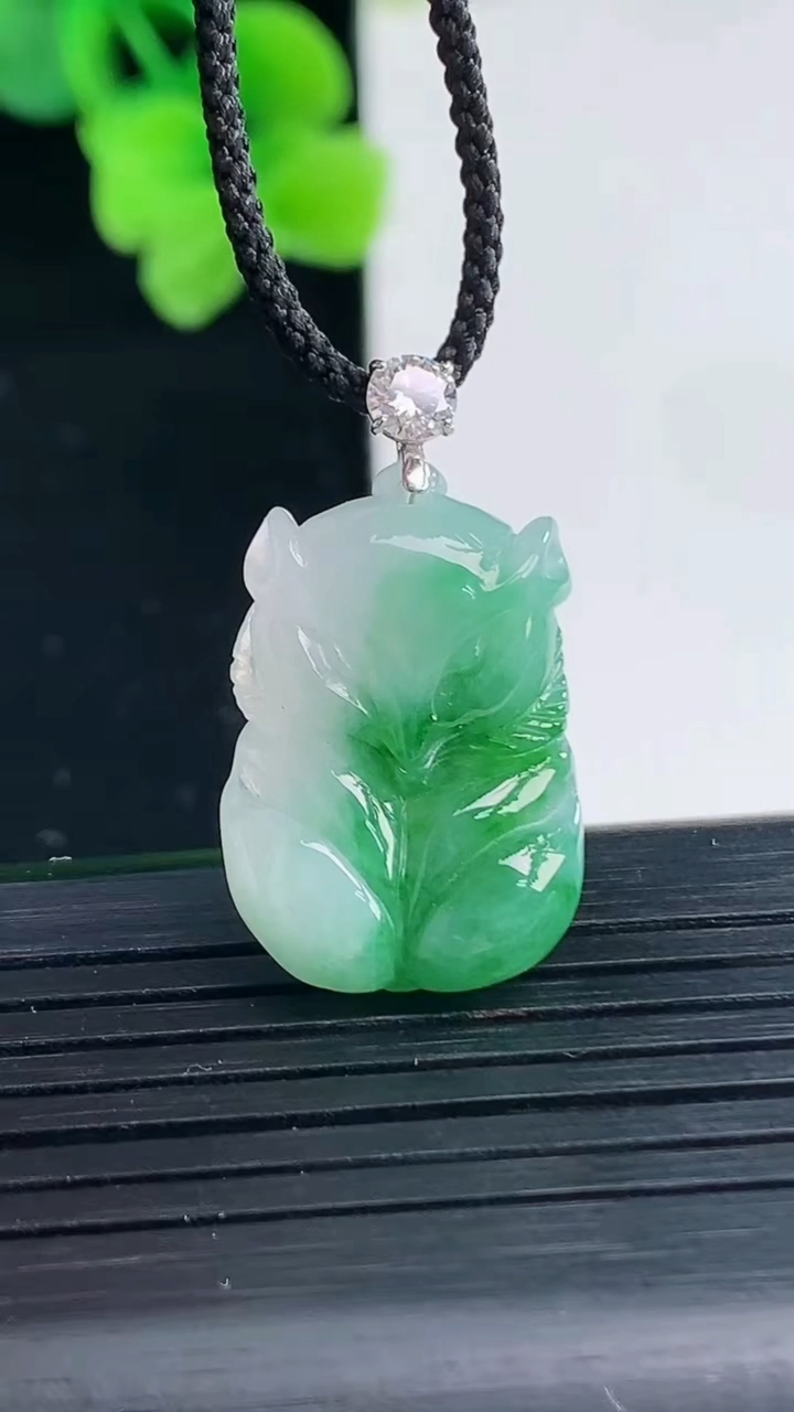 天然A货翡翠狐狸吊坠尺寸27.6-15.4-5.8重量:4.41g
4月8日