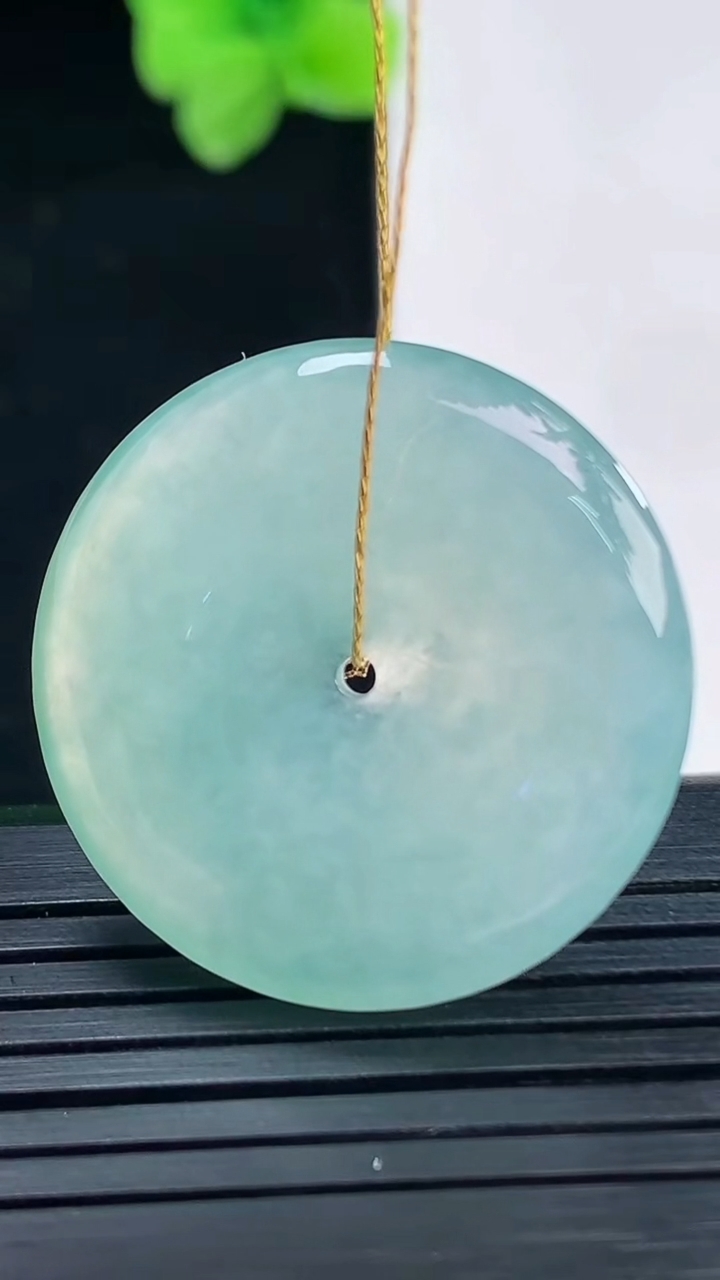 天然A货翡翠平安扣吊坠尺寸26.7-5重量:7.89g
4月8日