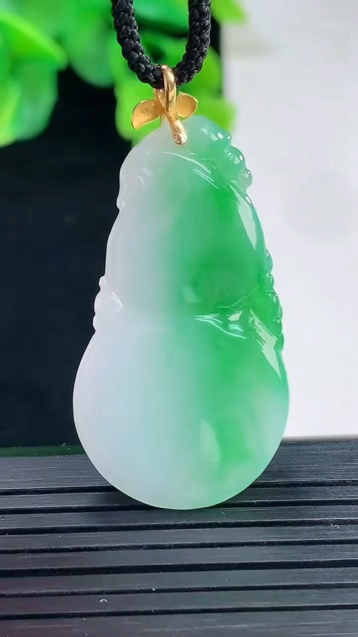 天然A货翡翠葫芦吊坠尺寸43.6-21.1-5.9重量:9.29g
4月8日