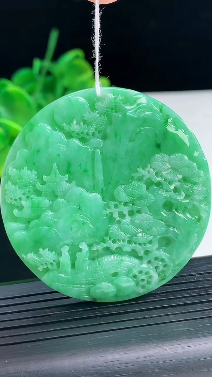 天然A货翡翠山水牌吊坠尺寸53.4-6.2重量:38.95g
4月8日