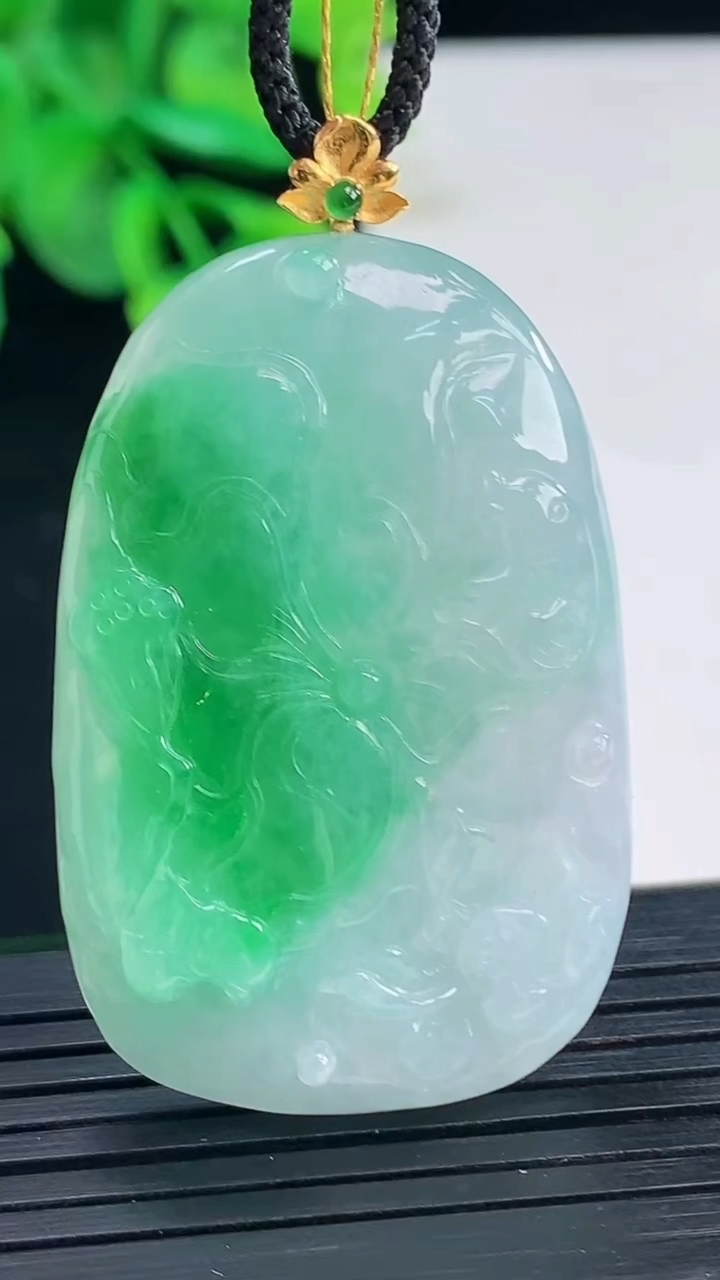 天然A货翡翠和和美美 荷叶鱼吊坠尺寸48.1-28.2-6.5重量:18.22g
4月8日