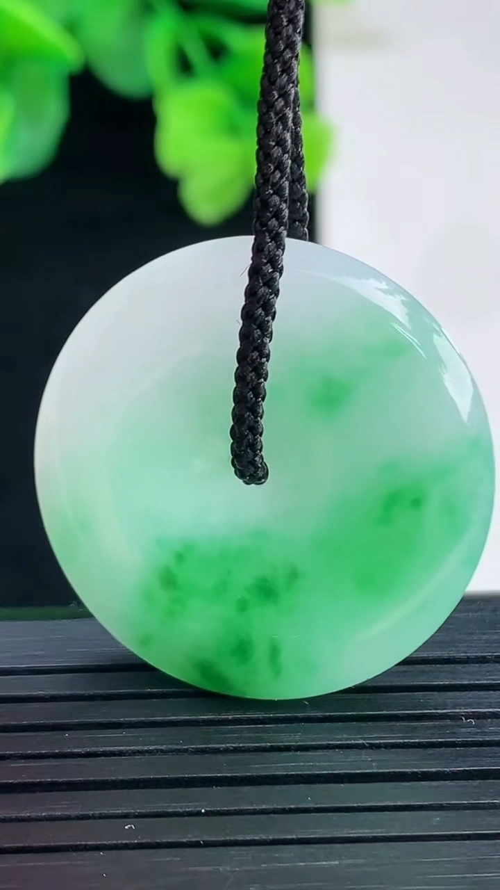 天然A货翡翠平安扣吊坠尺寸30.8-5.6重量:11.26g
4月8日