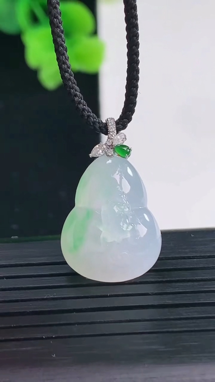 天然A货翡翠葫芦吊坠尺寸26-15.6-10.6重量:4.60g
4月8日