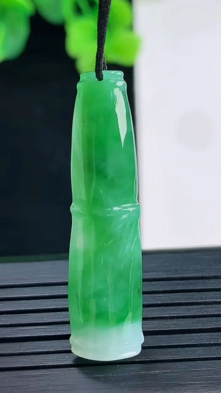 天然A货翡翠节节高升 竹节吊坠尺寸39.5-10-6.2重量:4.76g
4月8日