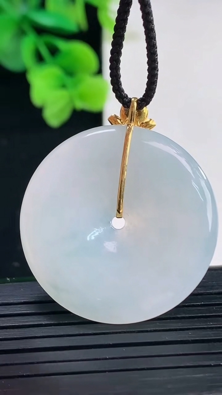 天然A货翡翠18K金紫罗兰平安扣吊坠尺寸32.3-4.4重量:10.37g
4月8日