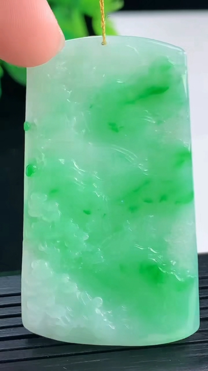 天然A货翡翠山水牌吊坠尺寸50.1-29-4.7重量:14.06g
4月8日