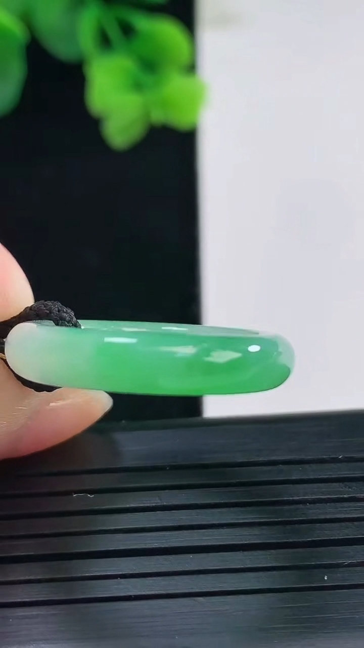 天然A货翡翠指环戒指尺寸18.3-4.8-4重量:3.78g2026年4月8日
工厂直销收藏佳品,种好水足，色泽均匀，有种有色，上手高大气！