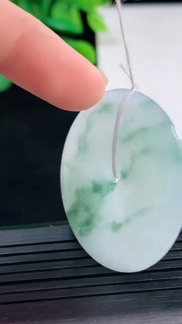 天然A货翡翠飘花平安扣吊坠尺寸36.3-5.4重量:16.49g
4月8日