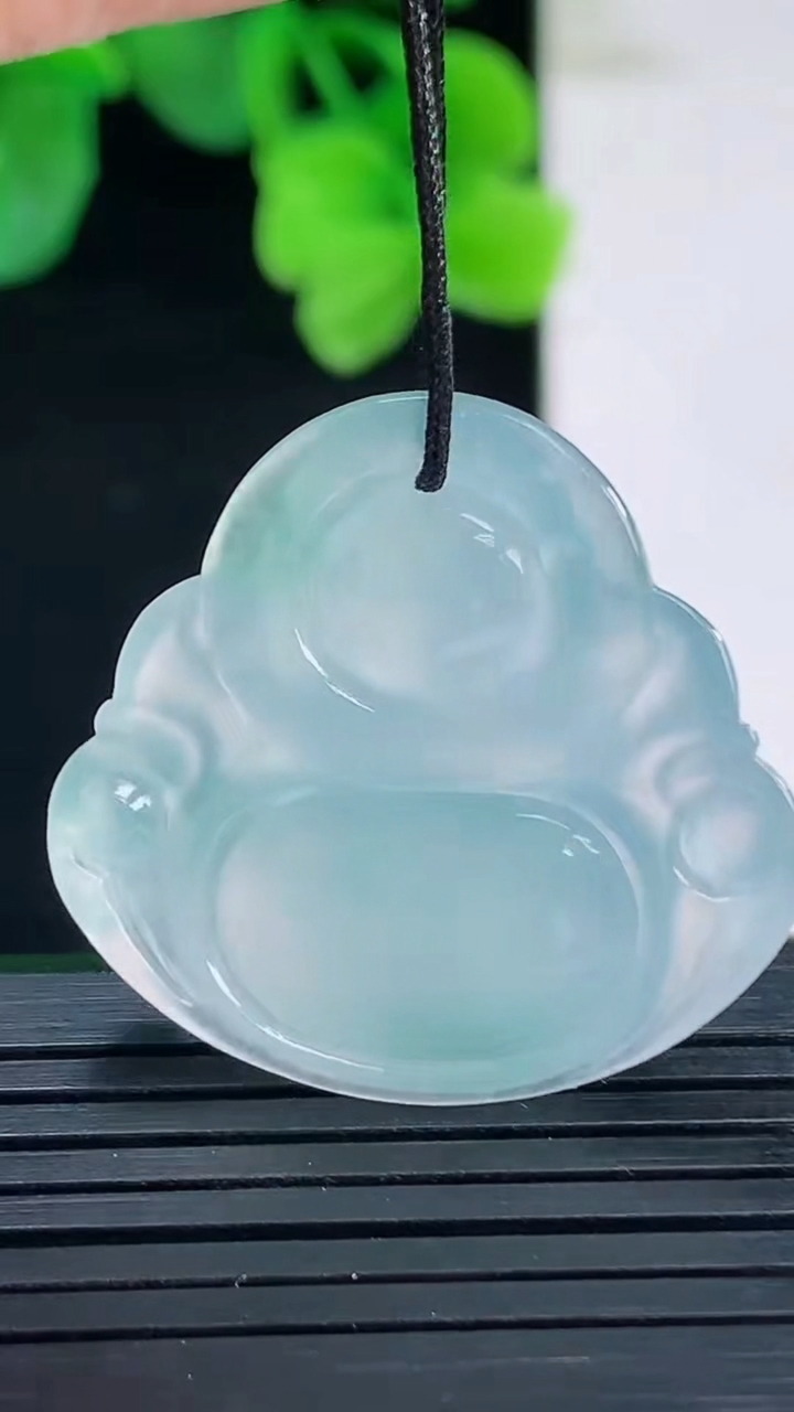 天然A货翡翠种飘花佛公吊坠尺寸27.8-29.3-6.2重量:7.61g
4月8日