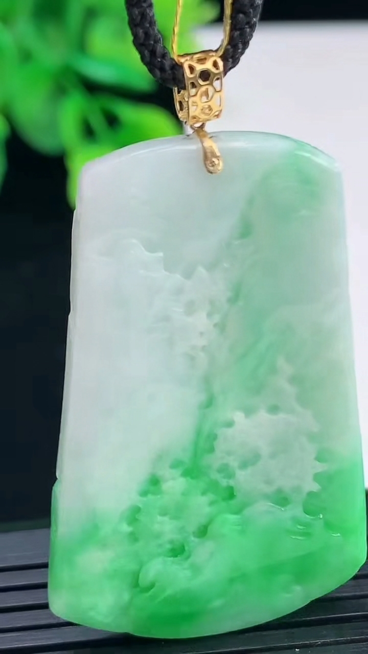 天然A货翡翠山水牌吊坠尺寸46.1-29-6.3重量:20.04g
4月8日