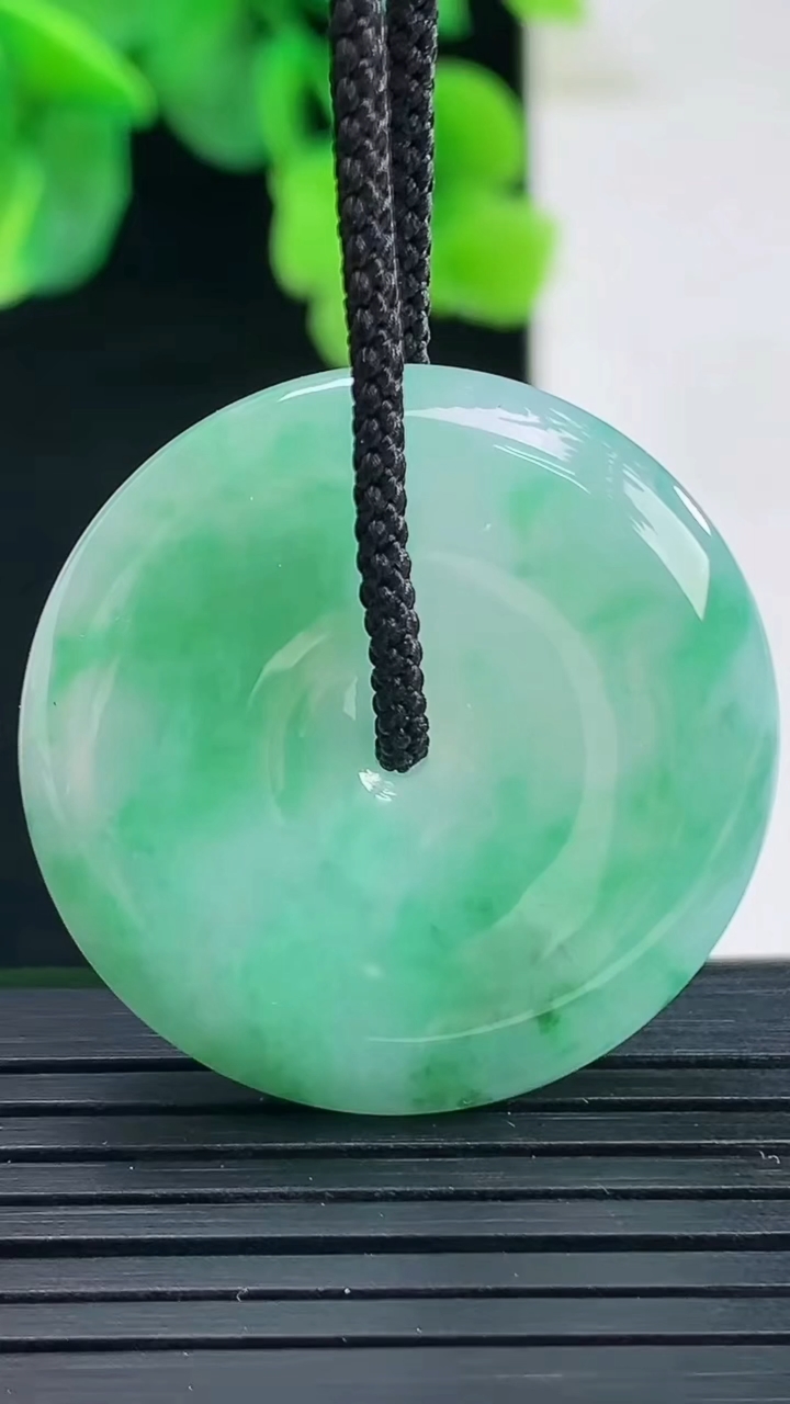 天然A货翡翠平安扣吊坠尺寸31.2-6重量:13.13g
4月8日