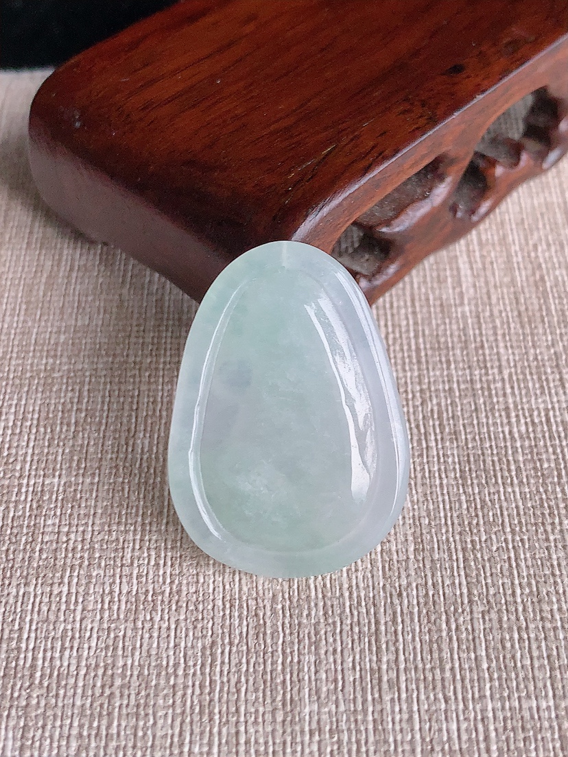 天然A货翡翠虚空藏菩萨吊坠 
尺寸33.6-24-5.8mm 重量7.66g 0407