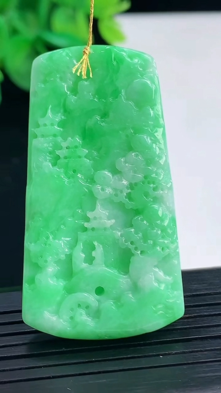 天然A货翡翠山水牌吊坠尺寸48.3-26.2-5.5重量:14.56g
4月8日
