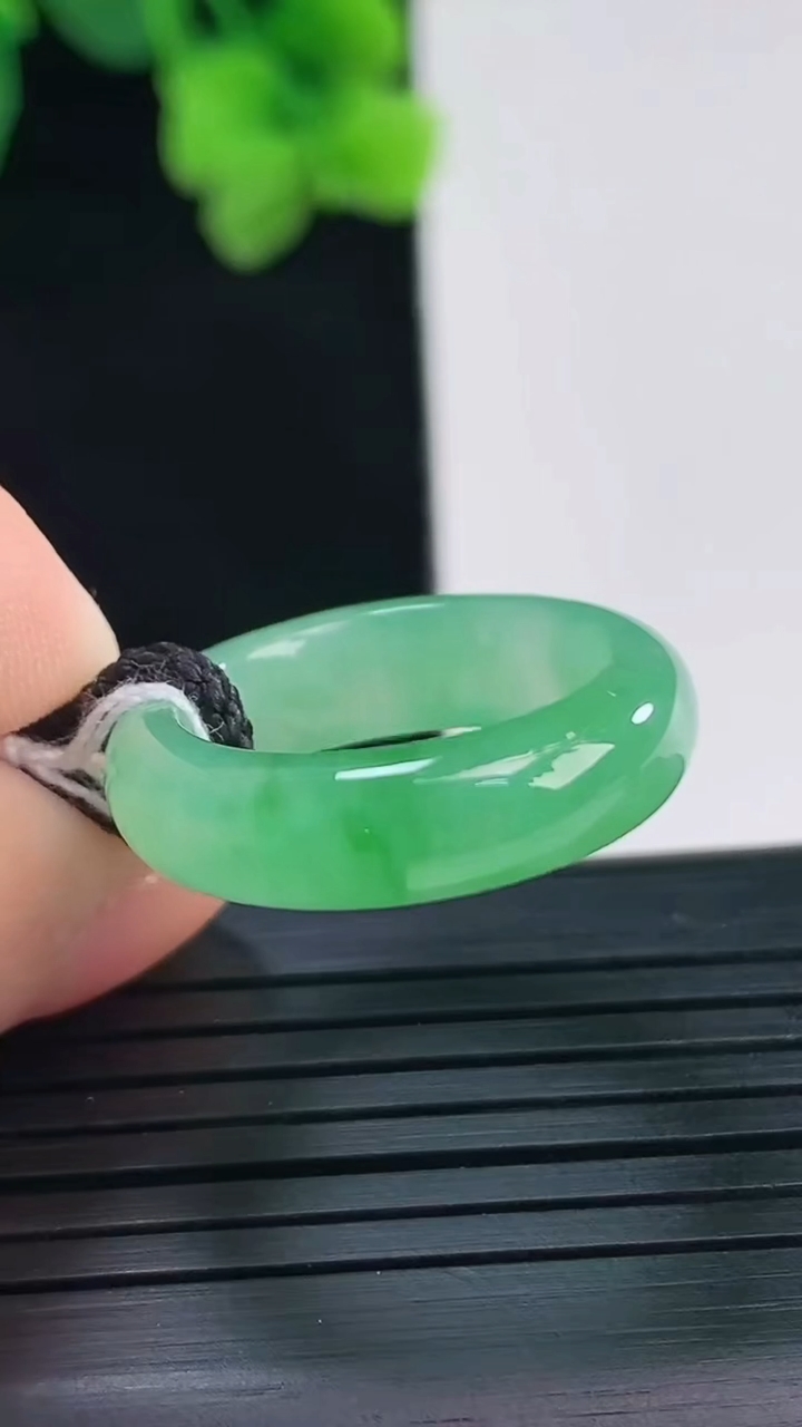 天然A货翡翠指环戒指尺寸16.2-5.7-3.6重量:3.66g2026年4月8日
工厂直销收藏佳品,种好水足，色泽均匀，有种有色，上手高大气！