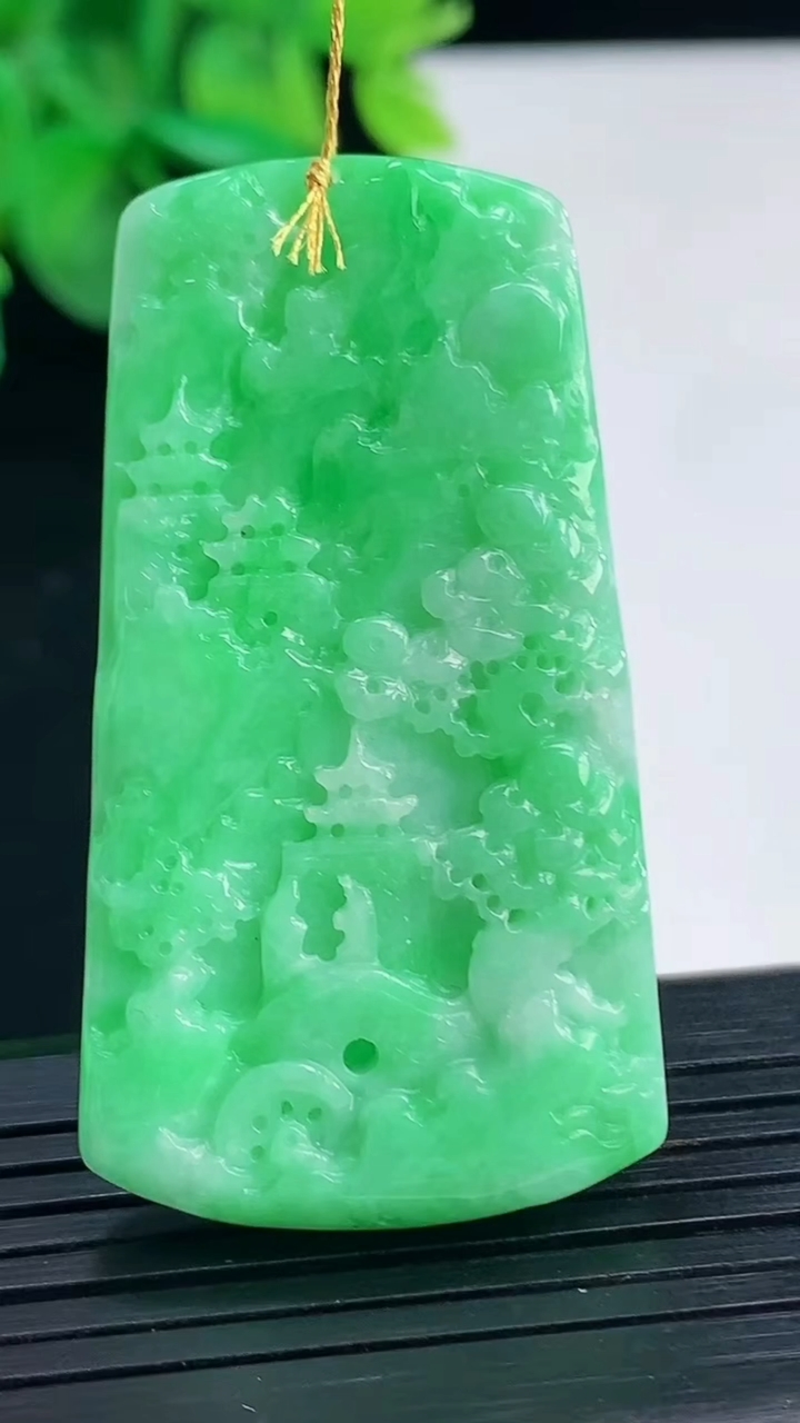 天然A货翡翠山水牌吊坠尺寸48.3-26.2-5.5重量:14.56g
4月8日