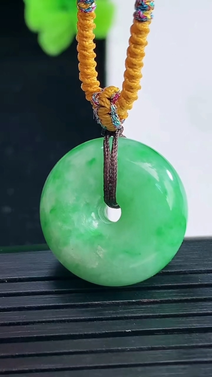 天然A货翡翠平安扣吊坠尺寸20-9.1重量:9.14g
4月8日