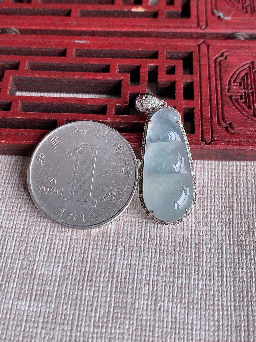 天然A货翡翠18K金伴钻镶嵌晴水四季豆福豆平安豆吊坠 
尺寸34.3-12.8-6裸石25-11mm 重量3.48g 0407