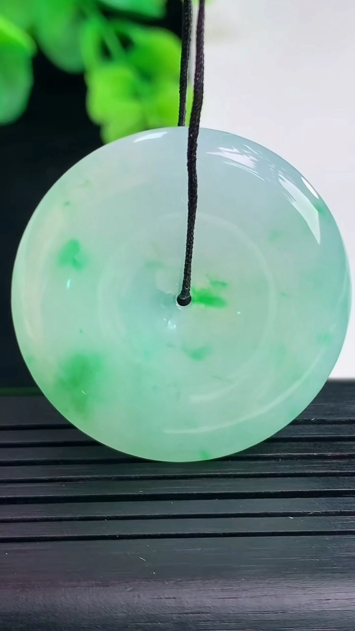 天然A货翡翠平安扣吊坠尺寸35.3-9重量:15.82g
4月8日