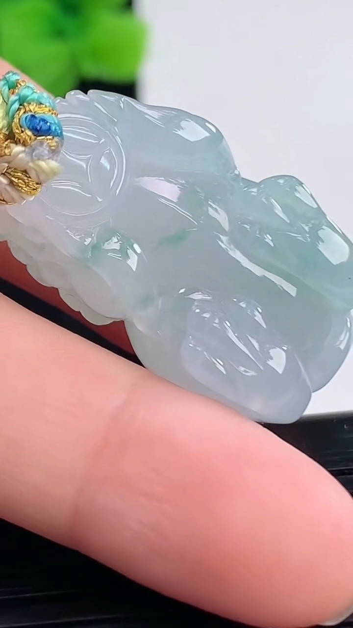 天然A货翡翠飘花貔貅吊坠尺寸31.7-17.4-11.7重量:13.01g
4月8日