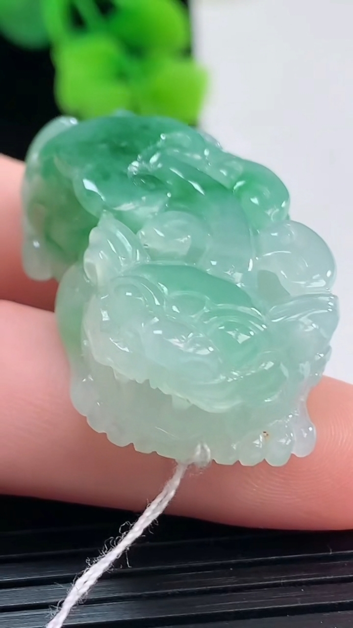 天然A货翡翠貔貅吊坠尺寸38.9-21.5-12.6重量:23.01g
4月8日