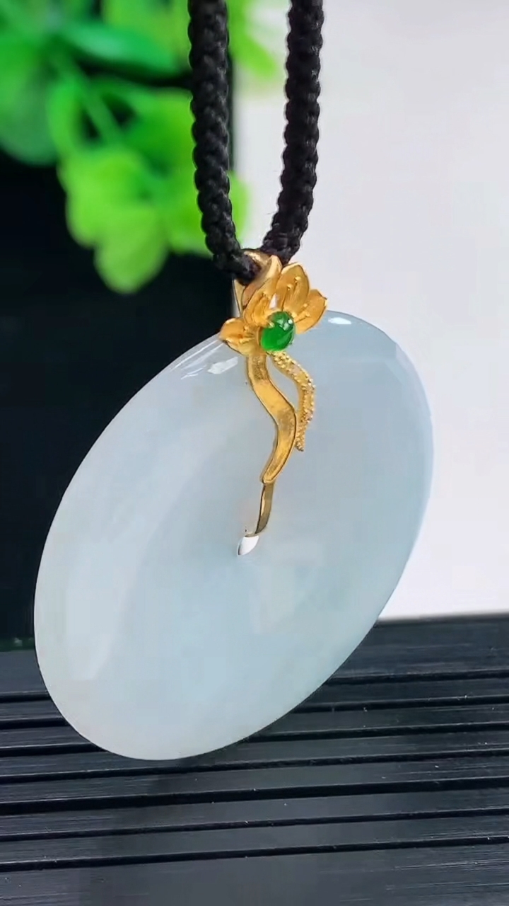 天然A货翡翠18K金紫罗兰平安扣吊坠尺寸32.3-4.4重量:10.37g
4月8日