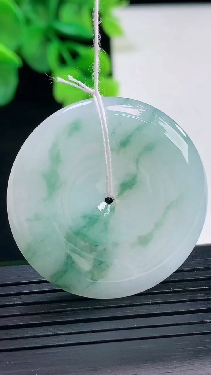 天然A货翡翠飘花平安扣吊坠尺寸36.3-5.4重量:16.49g
4月8日