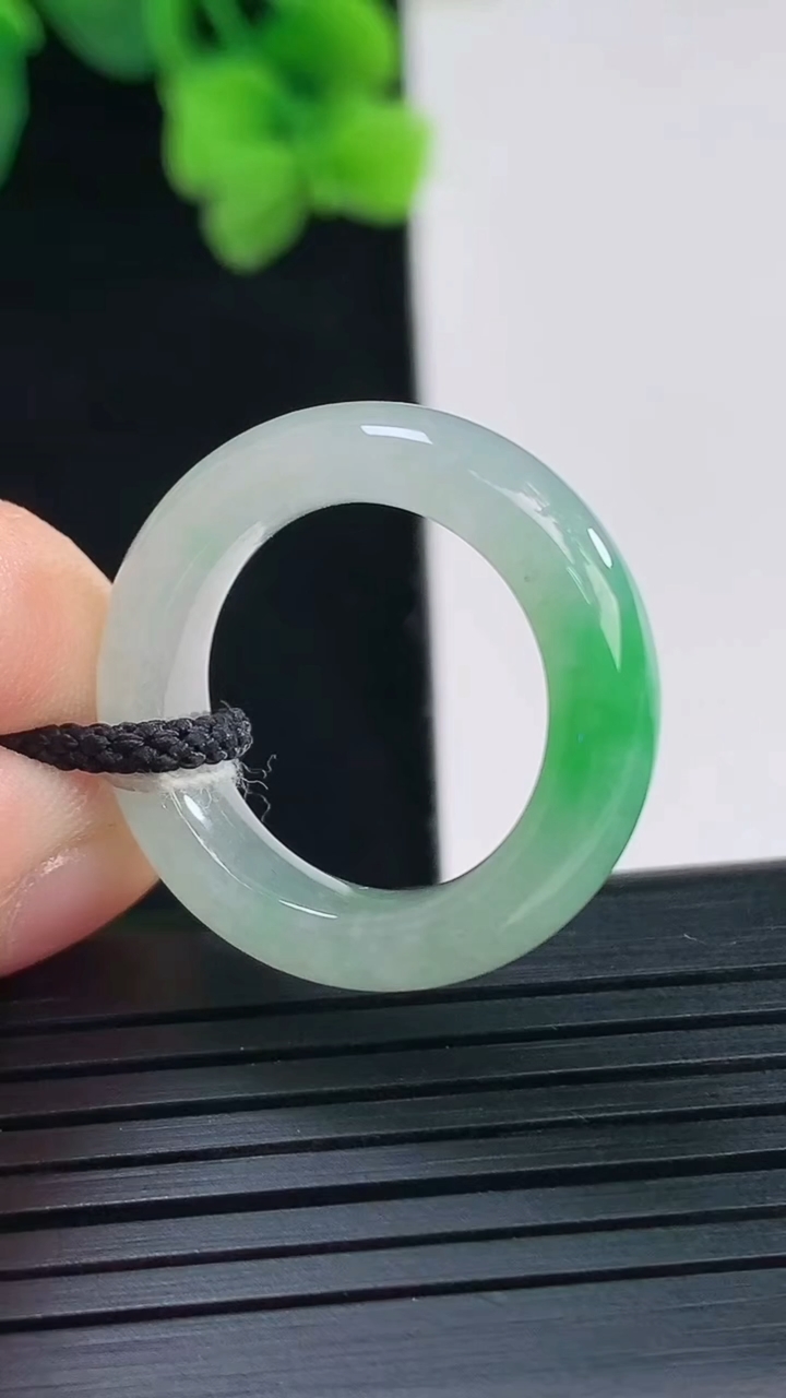 天然A货翡翠指环戒指尺寸17.1-6-4.1重量:4.63g2026年4月8日
工厂直销收藏佳品,种