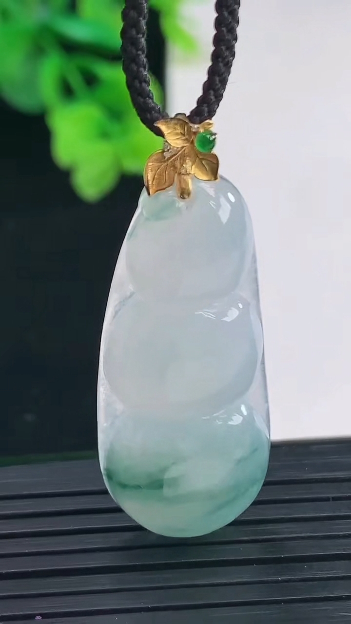 天然A货翡翠18K金飘花福豆吊坠尺寸42.9-12.4-6重量:7.01g
4月8日