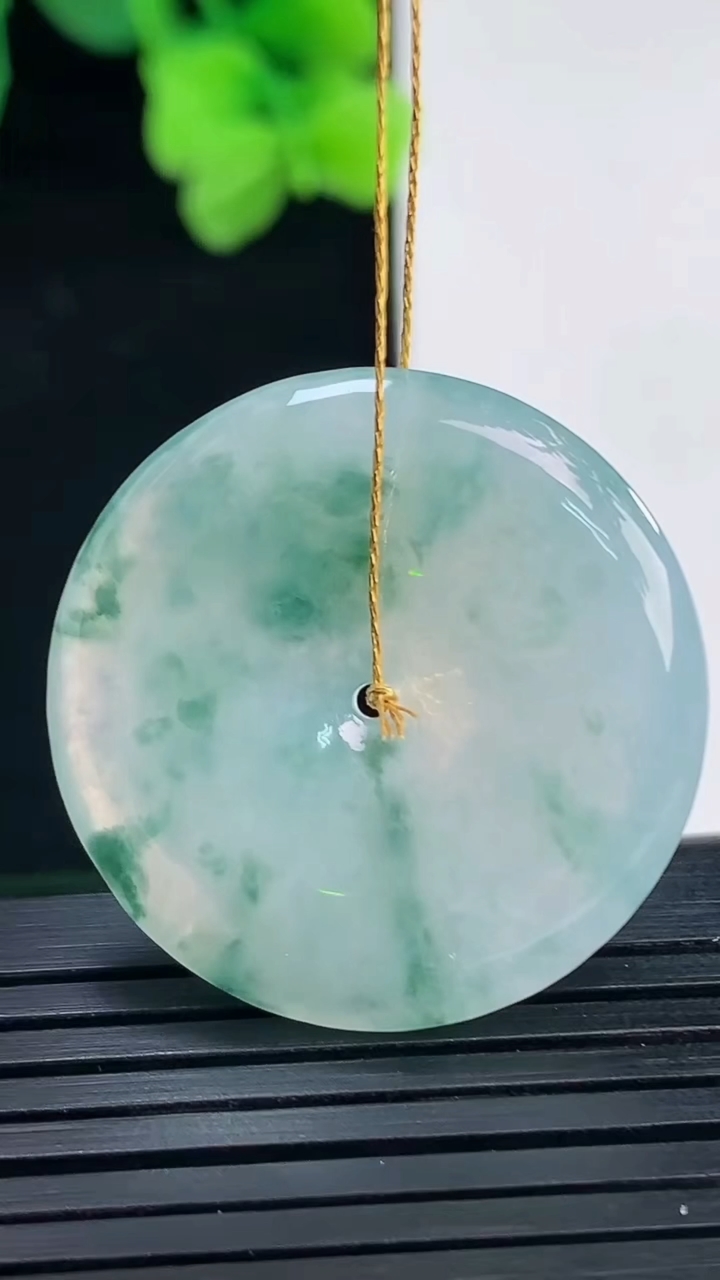 天然A货翡翠飘花平安扣吊坠尺寸28.7-4.7重量:8.68g
4月8日