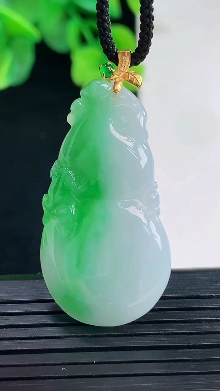 天然A货翡翠葫芦吊坠尺寸43.6-21.1-5.9重量:9.29g
4月8日