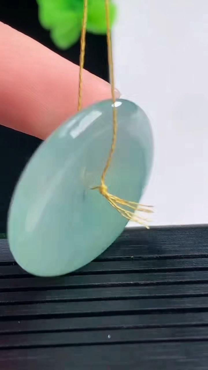 天然A货翡翠平安扣吊坠尺寸26.7-5重量:7.89g
4月8日