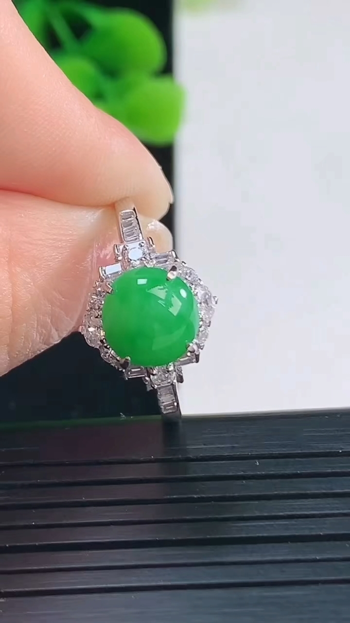 天然A货翡翠蛋面戒指 可调节尺寸7.8重量:2.78g2026年4月8日
工厂直销收藏佳品,种好水足，色泽均匀，有种有色，上手高大气！