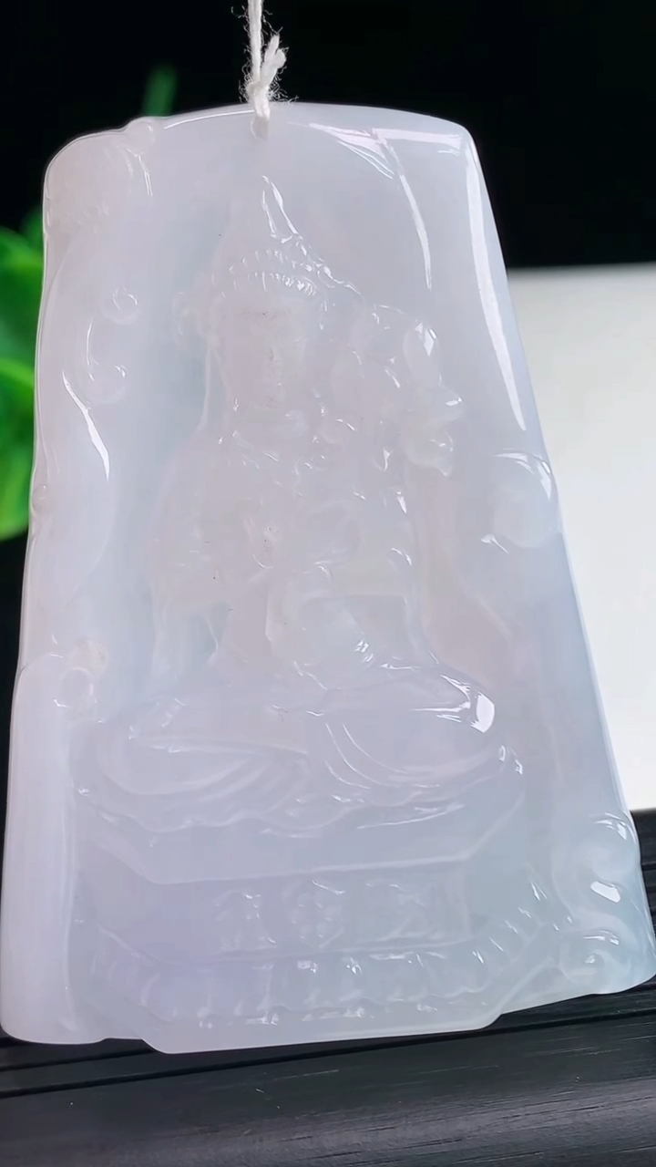 天然A货翡翠紫罗兰大势至菩萨吊坠尺寸66.6-48.1-5.8重量:42.95g
4月8日