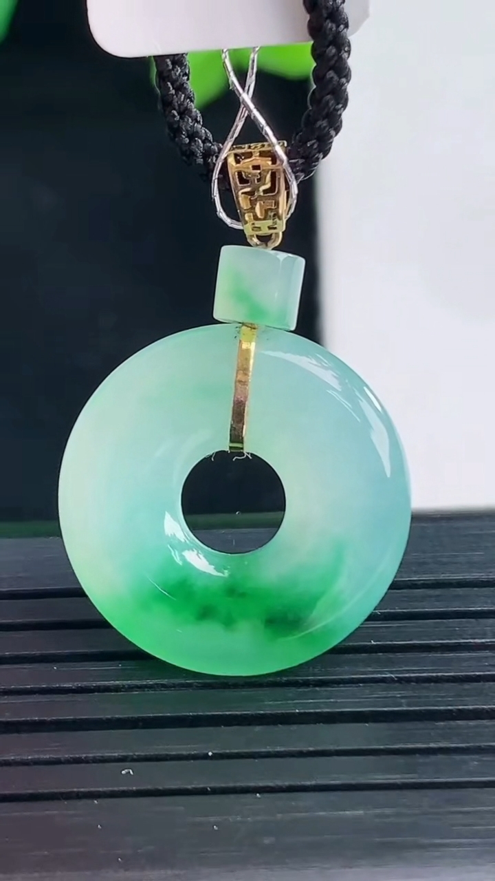 天然A货翡翠平安环吊坠尺寸20-3.8重量:3.42g
4月8日