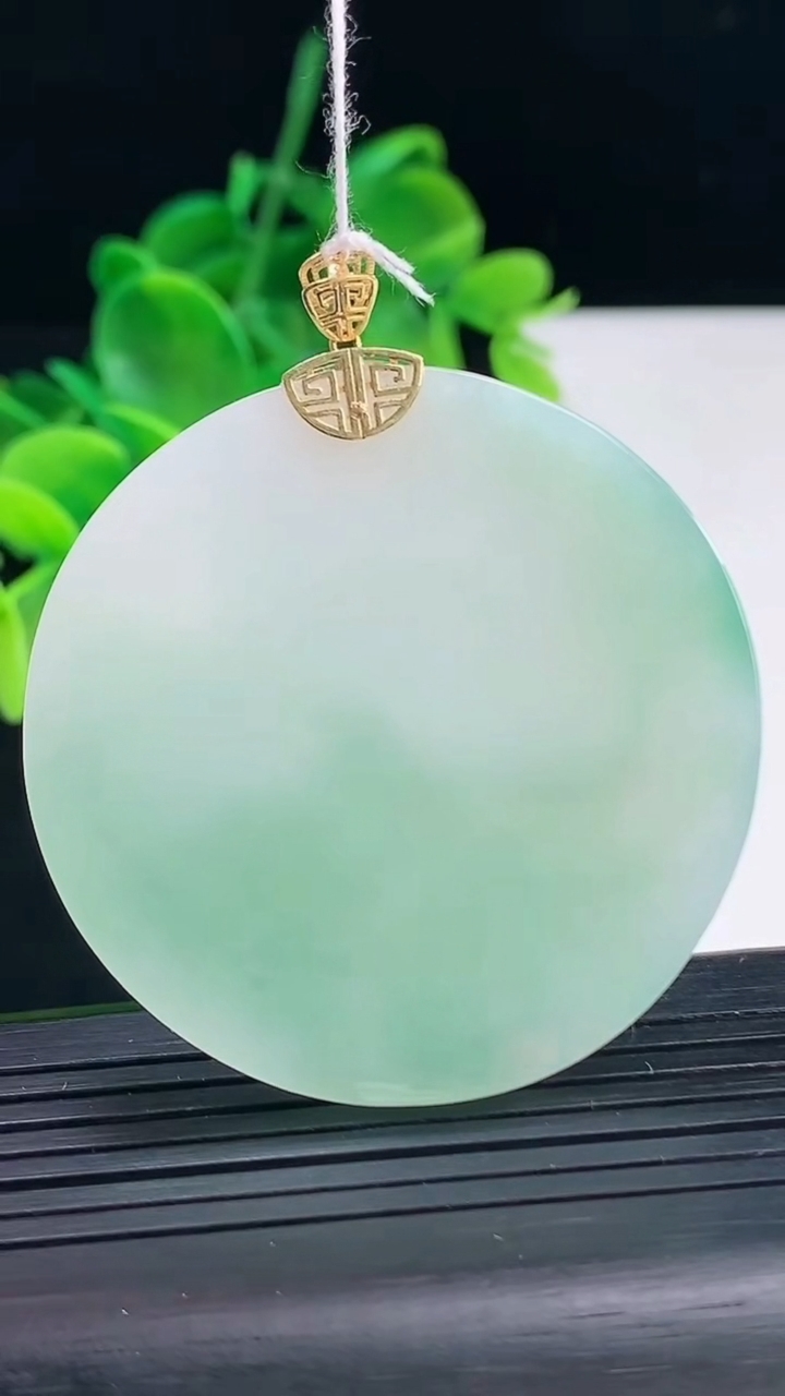 天然A货翡翠无事牌吊坠尺寸46.9-3.7重量:22.63g
4月8日