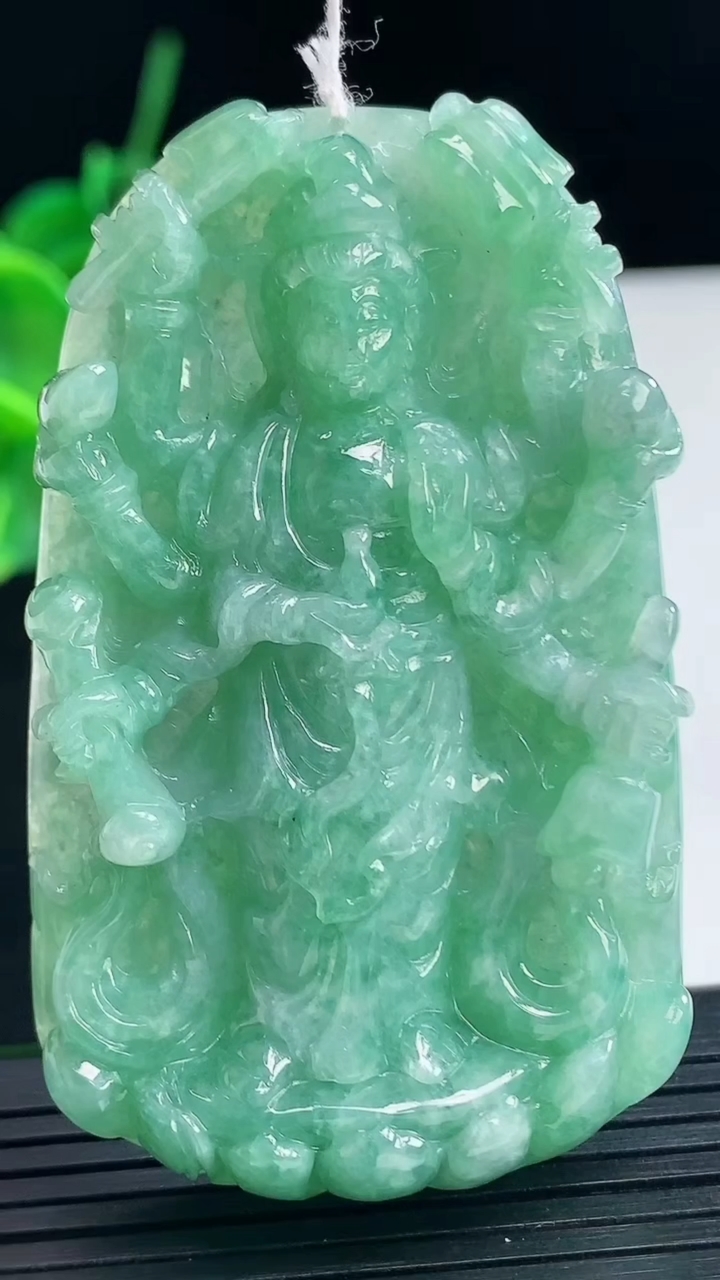 天然A货翡翠千手观音吊坠尺寸65.1-39.6-11.4重量:53.05g
4月8日