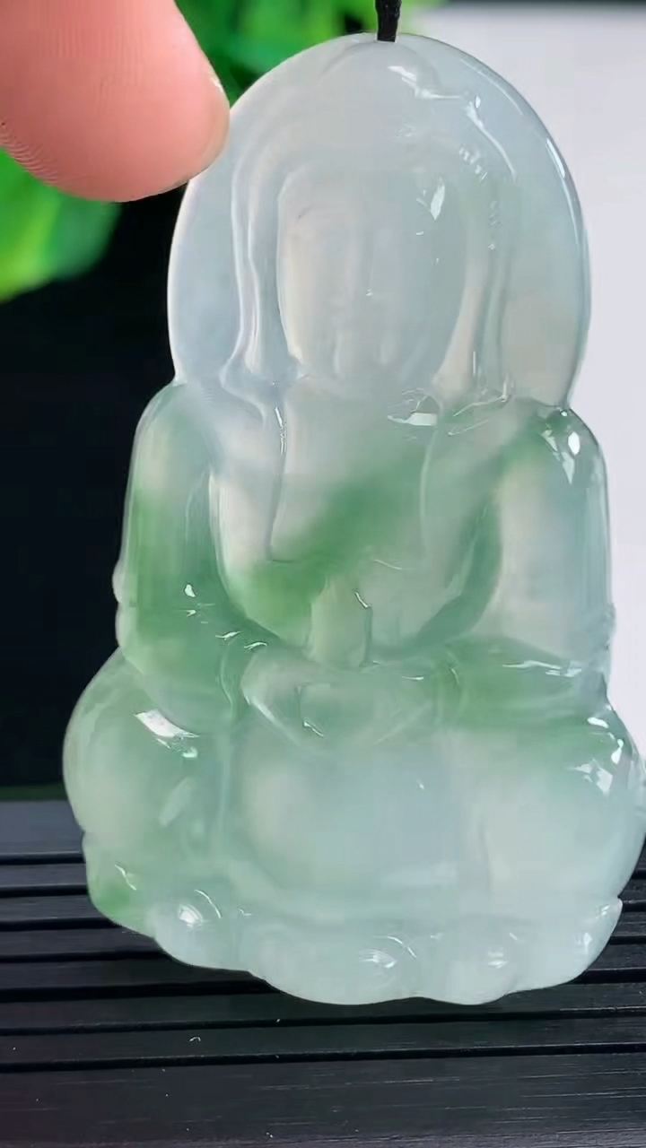 天然A货翡翠观音菩萨吊坠尺寸51.6-32.2-5.4重量:16.40g
4月8日