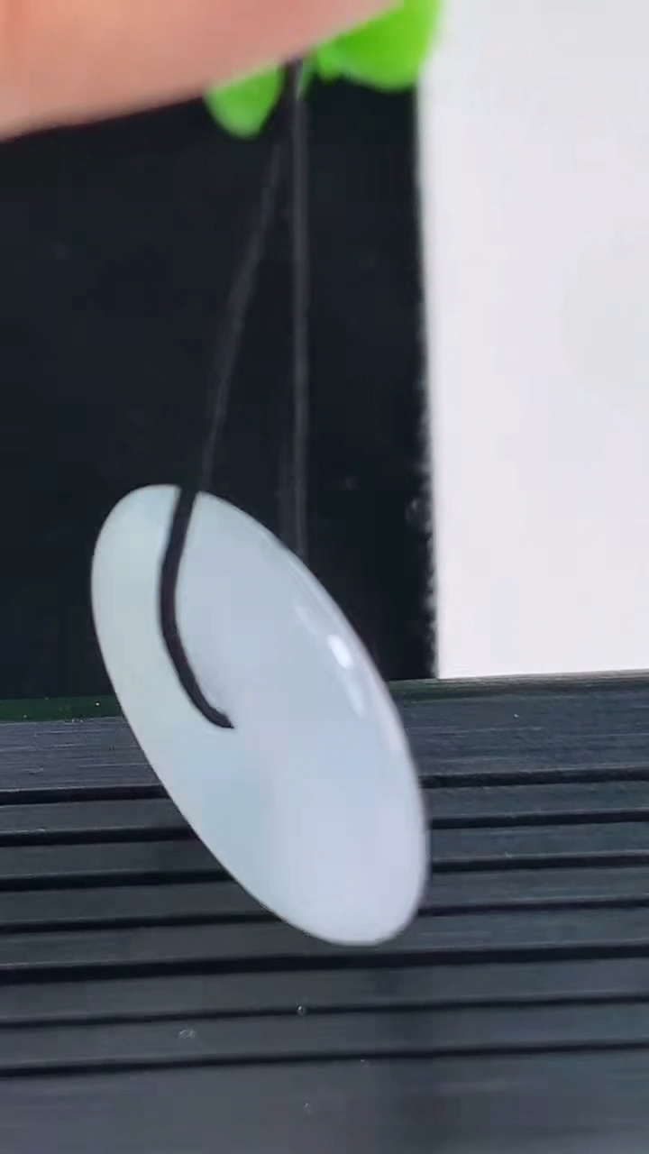 天然A货翡翠紫罗兰平安扣吊坠尺寸20.5-4.6重量:4.34g
4月8日