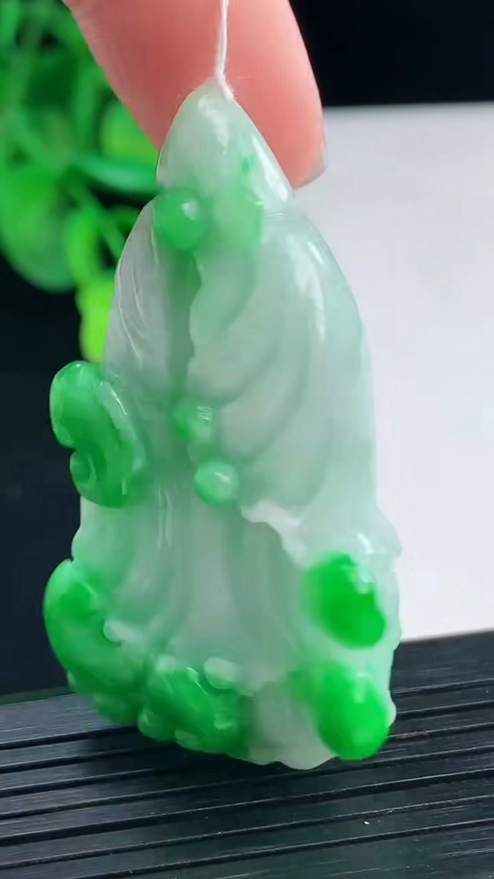 天然A货翡翠白菜吊坠尺寸50.2-28.7-13.7重量:28.46g
4月8日