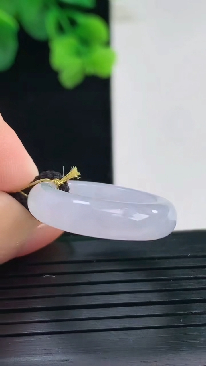 天然A货翡翠紫罗兰指环戒指尺寸17.4-5.6-3.8重量:4.30g2026年4月8日
工厂直销收藏佳品,种好水足，色泽均匀，有种有色，上手高大气！