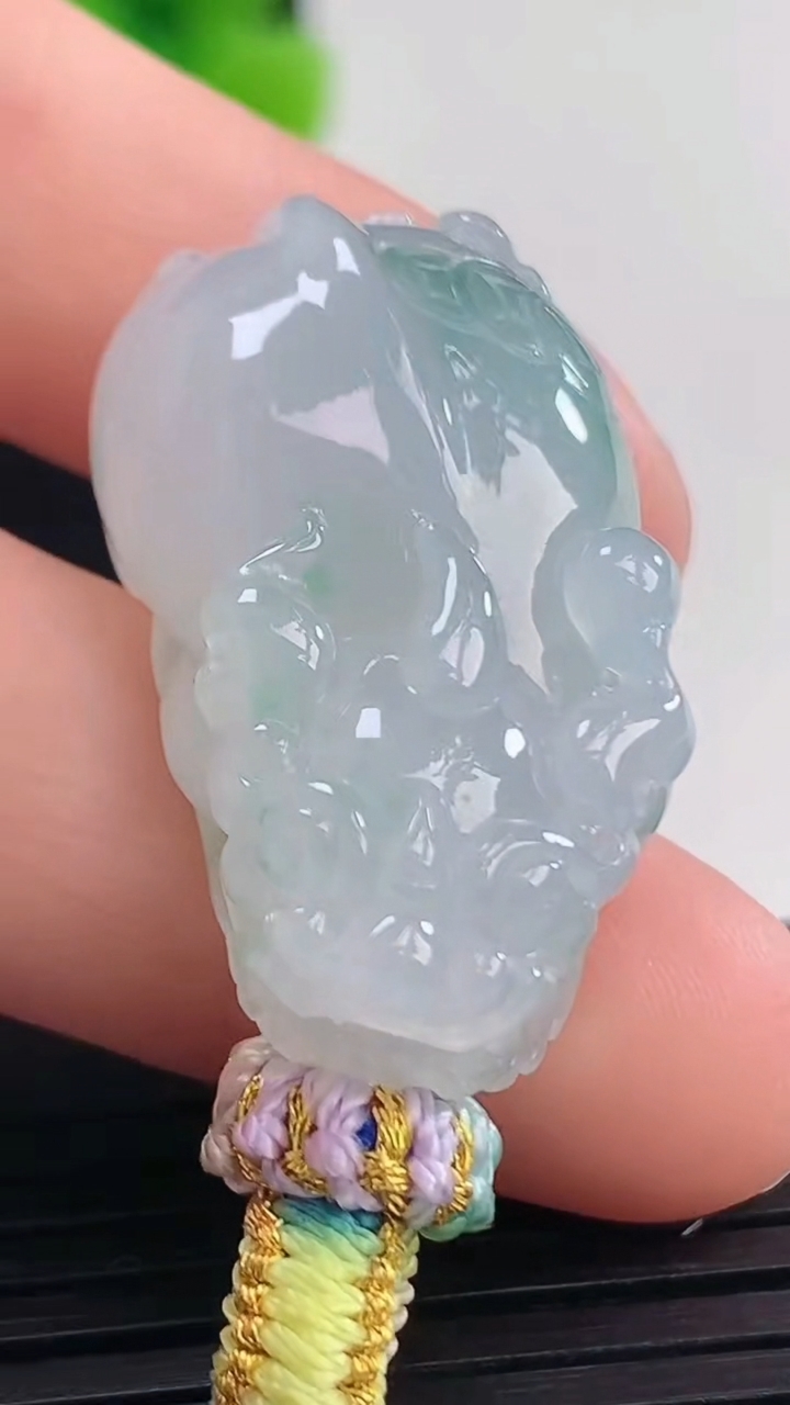 天然A货翡翠飘花貔貅吊坠尺寸31.7-17.4-11.7重量:13.01g
4月8日