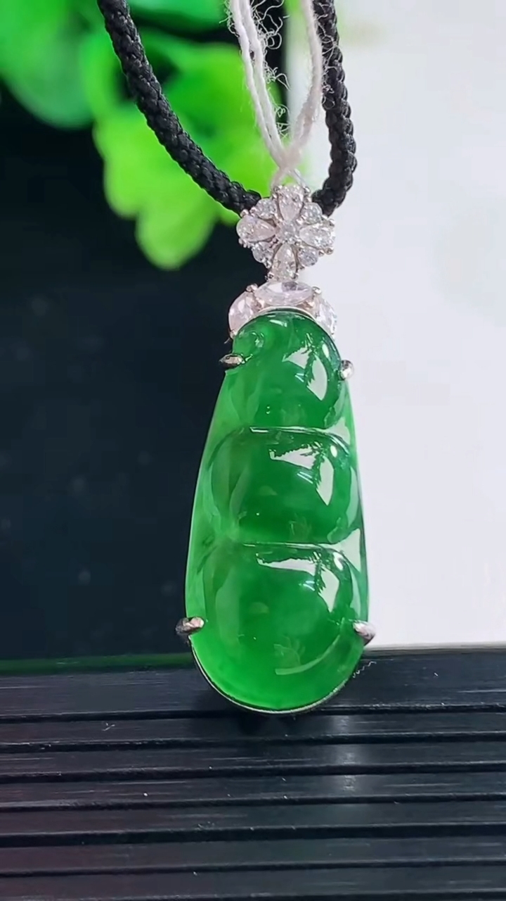 天然A货翡翠福豆吊坠尺寸34.2-11.2-8.5重量:4.97g
4月8日