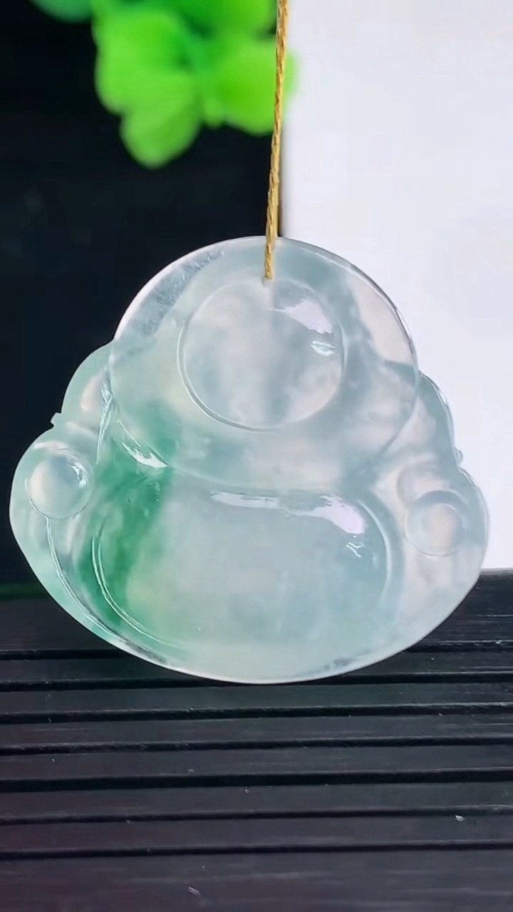 天然A货翡翠冰种飘花佛公吊坠尺寸27.6-29.4-5重量:7.29g
4月8日