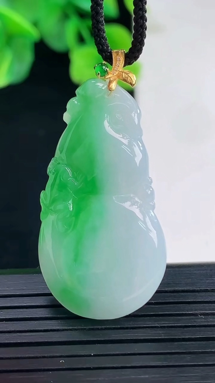 天然A货翡翠葫芦吊坠尺寸43.6-21.1-5.9重量:9.29g
4月8日