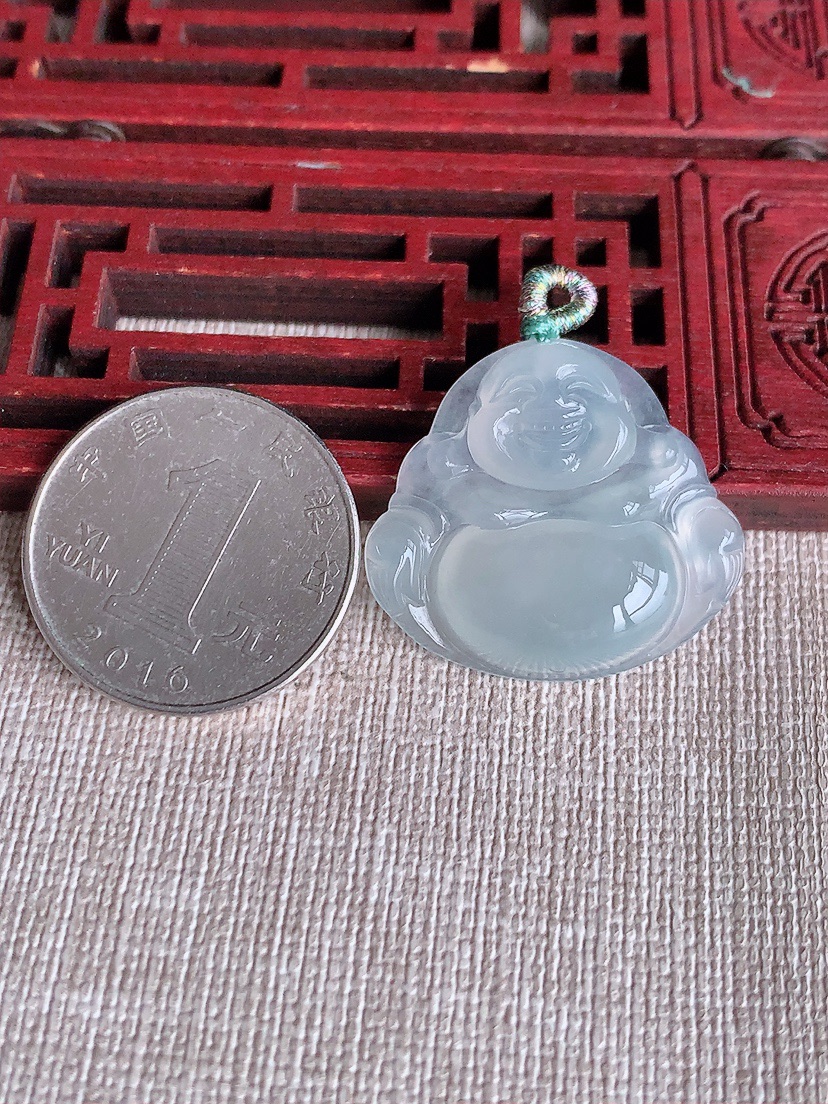 天然A货翡翠白冰佛公吊坠 
尺寸25.8-28.2-5.8mm 重量6.50g 0407